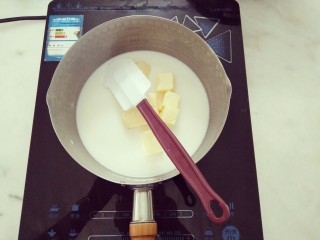 6、#不一样的泡芙#酷黑的黑森林泡芙,将除了粉类与鸡蛋外的材料倒入奶锅中煮沸