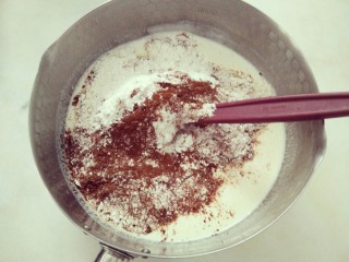 7、#不一样的泡芙#酷黑的黑森林泡芙,煮沸之后离火一次性倒入粉类