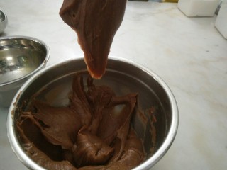 11、#不一样的泡芙#酷黑的黑森林泡芙,面团挑起呈倒三角状即可，状态还没达到的话就再加少许蛋液