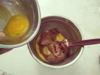 10、#不一样的泡芙#酷黑的黑森林泡芙,分次加入蛋液，每次完全吸收蛋液再加入下一次