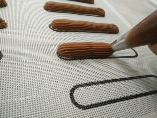 12、#不一样的泡芙#酷黑的黑森林泡芙,用多齿花嘴挤出长条状，可以立即烤，也可做大量放入冷冻柜冷冻至硬，需要的时候拿出来烤