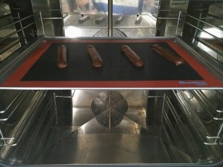 14、#不一样的泡芙#酷黑的黑森林泡芙,放入180℃风炉烘烤30分钟至表面干硬