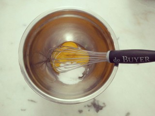 17、#不一样的泡芙#酷黑的黑森林泡芙,将糖与蛋黄混合