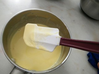 21、#不一样的泡芙#酷黑的黑森林泡芙,倒回锅中小火慢煮煮至82℃