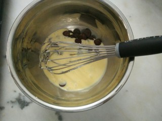 23、#不一样的泡芙#酷黑的黑森林泡芙,将蛋奶酱趁热倒入巧克力中