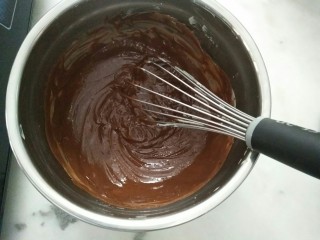 24、#不一样的泡芙#酷黑的黑森林泡芙,搅拌均匀