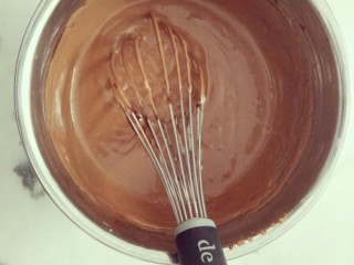 26、#不一样的泡芙#酷黑的黑森林泡芙,将淡奶油与巧克力面糊混合均匀，放冰箱冷藏备用