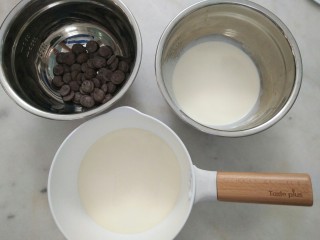 27、#不一样的泡芙#酷黑的黑森林泡芙,将巧克力香缇奶油的材料备好