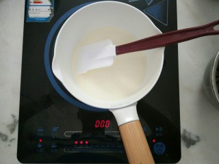 28、#不一样的泡芙#酷黑的黑森林泡芙,将100g淡奶油加热至微沸