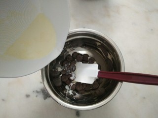 29、#不一样的泡芙#酷黑的黑森林泡芙,趁热倒入巧克力中