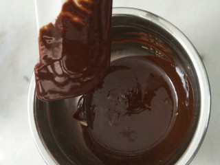 30、#不一样的泡芙#酷黑的黑森林泡芙,搅拌混合均匀至乳化完成