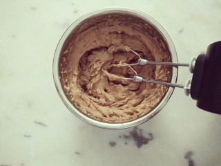 32、#不一样的泡芙#酷黑的黑森林泡芙,冷藏至4℃后打发至硬，这样做的目的是让香缇更加顺滑