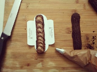 34、#不一样的泡芙#酷黑的黑森林泡芙,底部挤入巧克力奶油