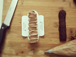 36、#不一样的泡芙#酷黑的黑森林泡芙,顶部挤入巧克力香缇