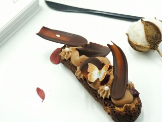 40、#不一样的泡芙#酷黑的黑森林泡芙,可以添加巧克力插件和糖珠以及蝴蝶威化纸做装饰，让泡芙更加与众不同