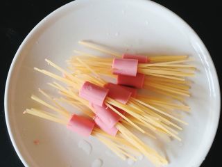 2、肠仔意面,一节肠仔乱插4-6根意面，下锅煮至软身，再加半碗凉水煮8分钟捞出备用