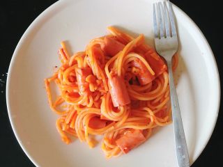 4、肠仔意面,放蒜蓉爆香，下肠仔意粉翻炒，加番茄酱拌匀，最后撒黑胡椒！搞定！