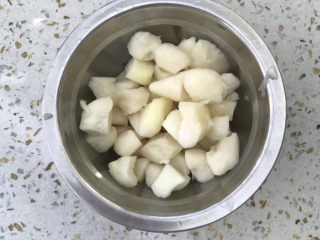 2、马蹄银耳养颜汤,马蹄去皮切块，去皮的时候要小心一点哦，不要划到手，我是戴了洗碗手套去皮的。