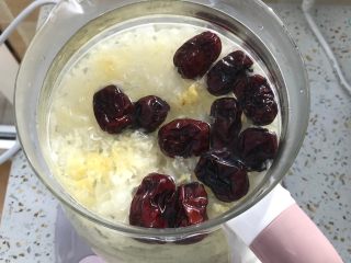4、马蹄银耳养颜汤,养生壶里倒入纯净水放入泡好的银耳、红枣，设置煲汤档。