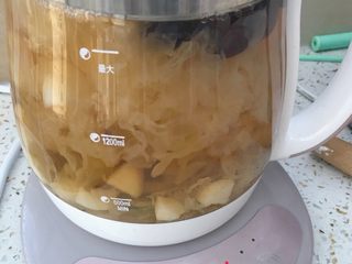 5、马蹄银耳养颜汤,二十分钟后放入马蹄和冰糖继续煮二十分钟。