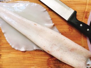 1、随性鱿鱼饭,中午的时候抓出一只完整的鱿鱼，清洗干净。市场购买的可以请鱼贩子帮忙去头和内脏清洗干净什么的，超市购买的一般是这个状态了，反正不是这个状态的就处理到如图状态。