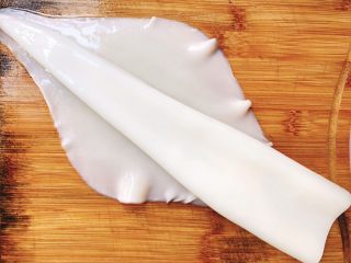 2、随性鱿鱼饭,一般如图3那个状态就可以直接塞饭进去了，可是我这人做菜比较矫情，多做了一步撕掉外膜，这样鱿鱼洁白好看，符合我这个外貌协会的审美。