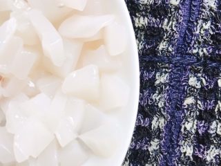 3、随性鱿鱼饭,把鱿鱼头、鱿鱼脚、那两个小翅膀（？）等边角料切成小块。由于我这只鱿鱼实在巨大所以这只的翅膀我没切。