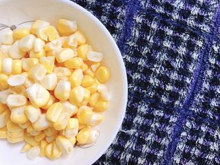 4、随性鱿鱼饭,玉米粒洗好待用。