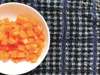 5、随性鱿鱼饭,胡萝卜切丁待用。