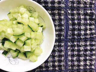 6、随性鱿鱼饭,青瓜也切丁待用。