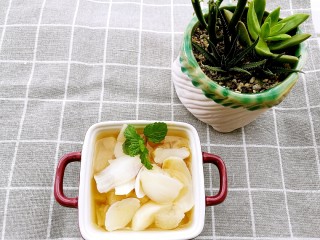 4、秋季易燥，炖百合来滋养,这一盅雪梨冰糖百合养生汤，正适合秋季，滋阴润肺燥，可以作为秋季预防咳嗽，也对舌红痰黄的风热咳嗽多痰有效。