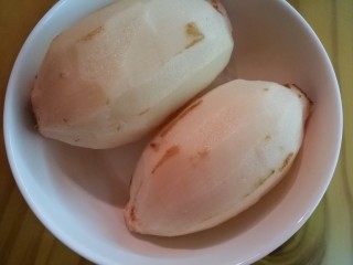 5、秋季易燥，炖百合来滋养,莲藕洗净去皮
