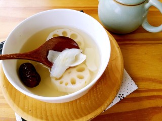 9、秋季易燥，炖百合来滋养,莲藕软糯，百合清爽，汤汁清甜，正适合秋季滋养机体，预防疾病。