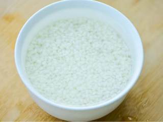 1、圆子白果羹,糯米浸泡一夜。