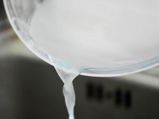 2、圆子白果羹,把上面一层水，轻轻倒掉。