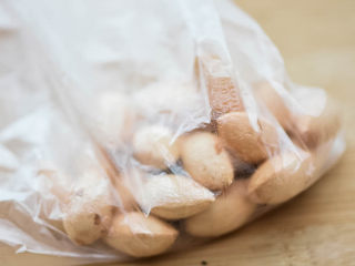 3、圆子白果羹,白果放进保鲜袋，微波炉转40秒