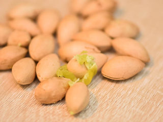 4、圆子白果羹,可以轻松剥壳。有些已经炸开了，就直接吃掉，弹弹的口感，很好吃。