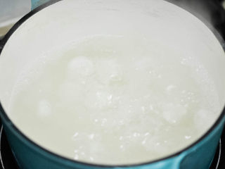 6、圆子白果羹,水加热煮开，放入圆子煮。