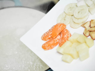 7、圆子白果羹,等圆子都浮在水面上了，放入其他材料。