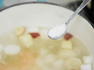 8、圆子白果羹,放一点糖。