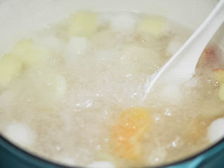 10、圆子白果羹,水淀粉放入后，要不停的搅拌，汤稠了就好了。