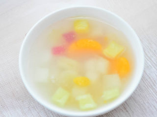 11、圆子白果羹,平时空闲时，我会先做好圆子放冰箱存着。咳嗽难受时我会煮上一碗，配上水果的圆子，吃着细滑，还有果香。