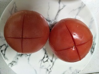 2、西红柿疙瘩汤,西红柿顶部划十字