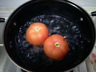 3、西红柿疙瘩汤,用开水烫几秒