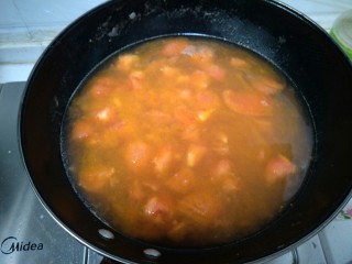 8、西红柿疙瘩汤,加入适量的水