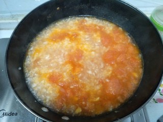 9、西红柿疙瘩汤,水开加入盐，面絮，中途搅拌几次，防止粘锅