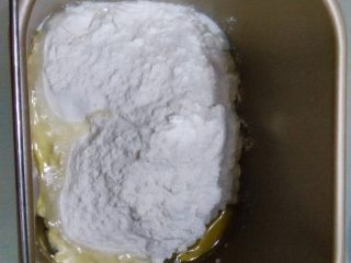 1、莲蓉馅花朵面包,将面包材料放入面包桶中
