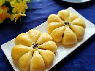 3、莲蓉馅花朵面包,开吃了