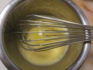 2、戚风杯子蛋糕,蛋黄放入大盆中，加入水和油搅拌均匀。