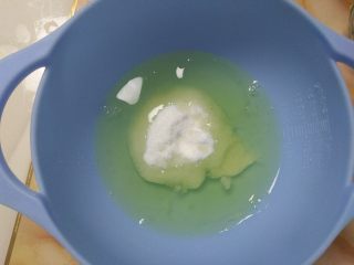 4、戚风杯子蛋糕,蛋白放入另一个无水无油的盆中，加入细砂糖和柠檬汁。